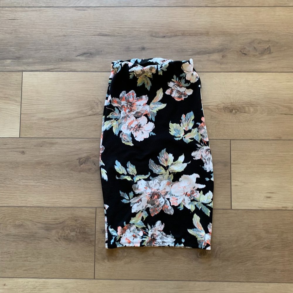 Charlotte russe black and floral pencil skirt. Like new, fits a S/M